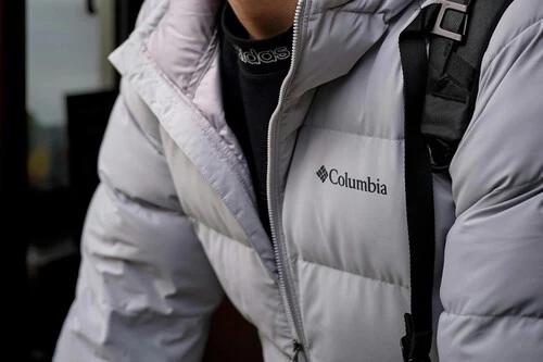 El cortavientos Columbia que abraza tus aventuras: ligero, cómodo y lleno de recuerdos por vivir