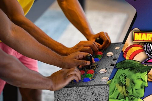 ¡Esta máquina recreativa en tamaño real hará que los ochenta invadan tu salón y no querrás despegarte!