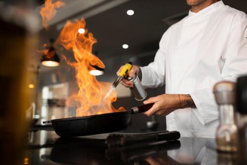 Descubre la chispa que transformará tus momentos en la cocina: Un soplete para avivar recuerdos y crear delicias inolvidables