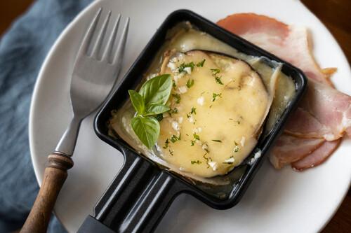 ¡Revive la Magia de las Cenas en Familia con Nuestra Raclette Grill! 🧀✨