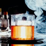 ¡Transforma tu whisky favorito en una experiencia épica con este increíble set para ahumar cócteles en casa!