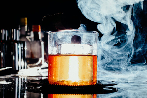 ¡Transforma tu whisky favorito en una experiencia épica con este increíble set para ahumar cócteles en casa!