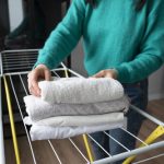 ¡Descubre el tendedero plegable que revolucionará tu piso pequeño y ahorra espacio como nunca!