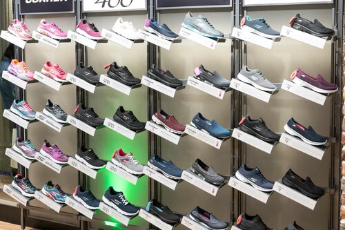 ¡Increíble! Skechers tira el precio de las zapatillas más cómodas para caminar y vuelan rápido