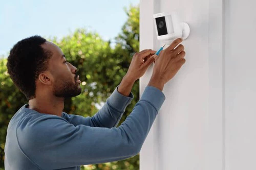 ¡No creerás cómo esta cámara Ring con focos LED y sirena protege tu casa cuando no estás!