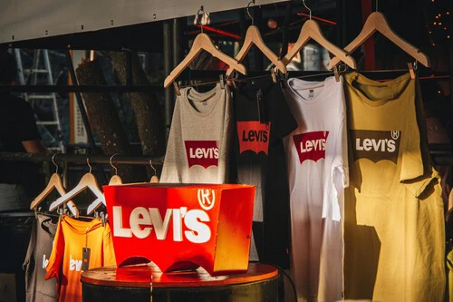 ¡Olvídate de los 501! Este polo comodísimo de Levi’s arrasa por menos de 20€