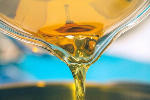 ¡Estás tirando el aceite usado *mal* y no lo sabías! Descubre la forma correcta que nadie te contó