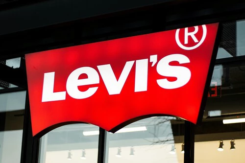 ¡Levi’s VUELA esta chaqueta vaquera con borreguito a precio de locura y no son los 501!