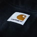 ¡Esta chaqueta Carhartt está revolucionando el entretiempo y no te costará un ojo de la cara!