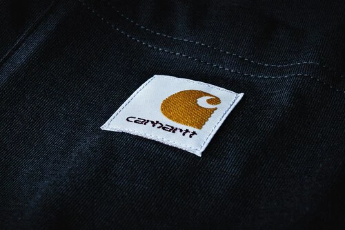 ¡Esta chaqueta Carhartt está revolucionando el entretiempo y no te costará un ojo de la cara!