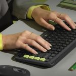 ¡No vas a creer lo barato y versátil que es este teclado Logitech compatible con Windows y Mac!