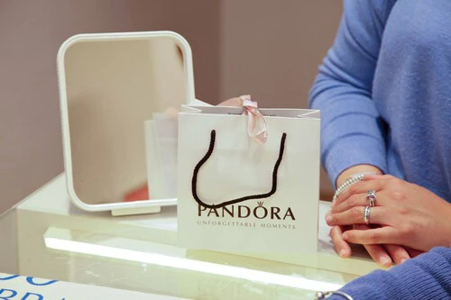 ¡Increíble pero cierto! Estos pendientes de Pandora valen menos de 40€ y están arrasando este mes