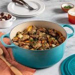 ¡La olla de Le Creuset que todos aman está a MITAD DE PRECIO y sin necesidad de imitaciones!