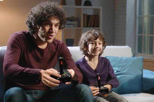 ¡Vuelve a ser niño con esta consola retro de Atari con más de 200 juegos y un precio que no vas a creer!