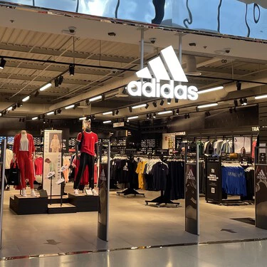 ¡Adidas revienta precios y deja sus zapatillas a mitad de precio antes de las rebajas!