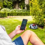 ¡Este robot de Cecotec deja tu césped perfecto para el verano sin que muevas un dedo (y está en oferta)!