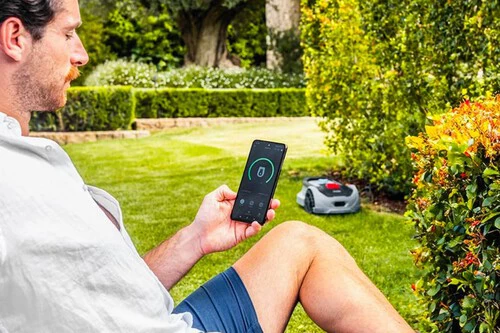 ¡Este robot de Cecotec deja tu césped perfecto para el verano sin que muevas un dedo (y está en oferta)!