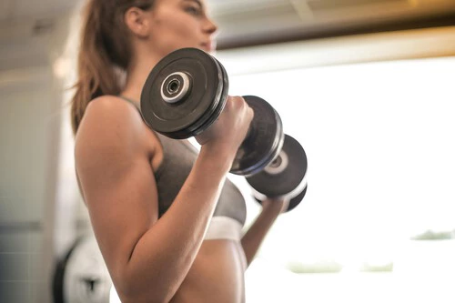 ¡Estas mancuernas ajustables revolucionan tu entrenamiento en casa y están a precio de outlet!