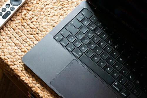 ¡El MacBook Pro con chip M4 Pro está a su precio más bajo en Amazon y no vas a creer lo que ofrece!