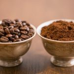 ¡Descubre el molinillo eléctrico que transforma tu cafetera italiana en una máquina de café recién molido!