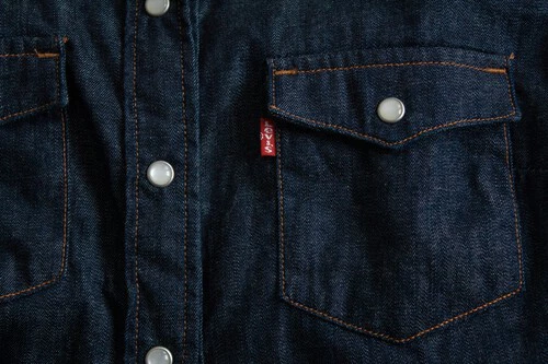 ¡Impresionante! La camisa Levi’s más vendida ahora por menos de 30€ y perfecta para usar con traje
