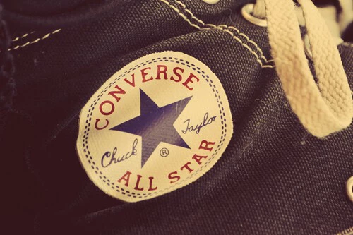 ¡No vas a creer lo que este outlet de Converse está haciendo con las zapatillas negras!