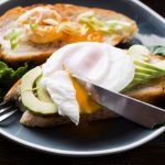 ¡No creerás lo fácil que es hacer huevos poché para brunch con este accesorio Lékué para microondas!