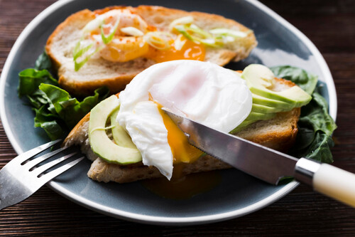 ¡No creerás lo fácil que es hacer huevos poché para brunch con este accesorio Lékué para microondas!