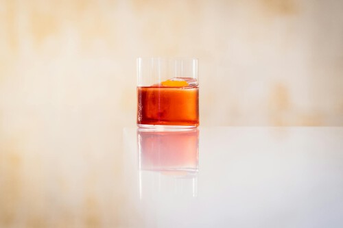 ¡Descubre el vermut rojo que está revolucionando las tapas y viene en botella reutilizable!