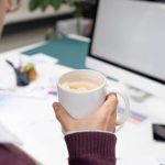 No vas a querer volver a trabajar sin este gadget barato para tomar café en el escritorio
