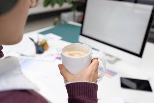 No vas a querer volver a trabajar sin este gadget barato para tomar café en el escritorio