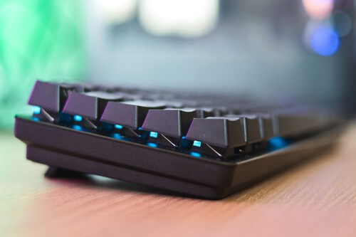 Este teclado Razer no es el más nuevo ni completo, ¡pero te sorprenderá por qué lo amo para jugar!